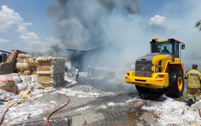 آتش سوزی گسترده در انبار کاغذ باطله آتش سوزی گسترده در انبار کاغذ باطله