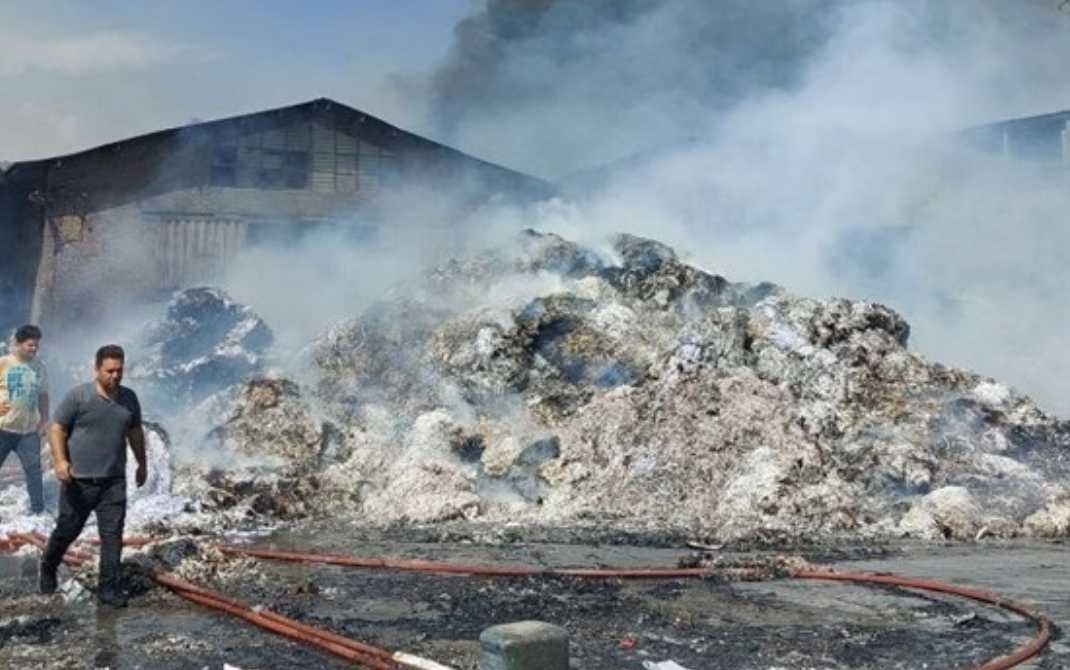 آتش سوزی گسترده در انبار کاغذ باطله